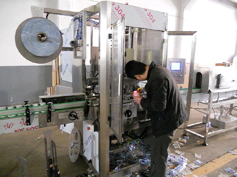 sleeve labeling machine with shrink tunnel China_Automatik_mengecilkan_lengan_mesin_pelabelan_untuk_kegunaan_harian