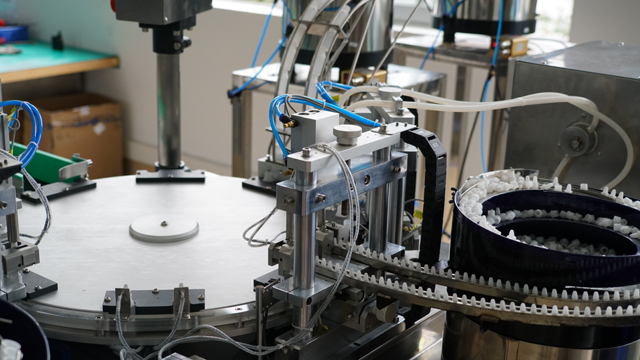 ROTARY mengisi cecair ke dalam botol plastik.jpg