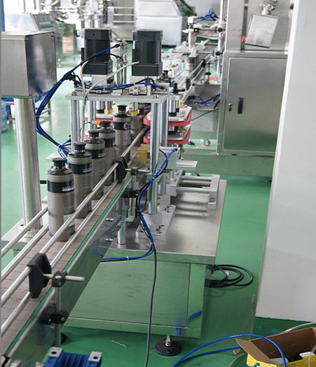 automatic capping machine with manual caps feeder system penutup automatik dengan penyusuan penutup manual.jpg