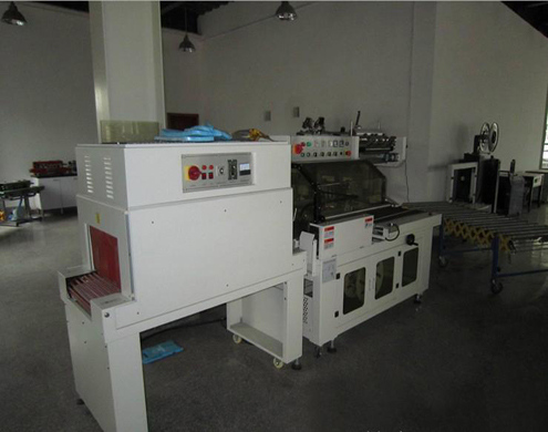 L type sealing shrinkage packing machine L mesin pembalut pengecutan pengedap.jpg