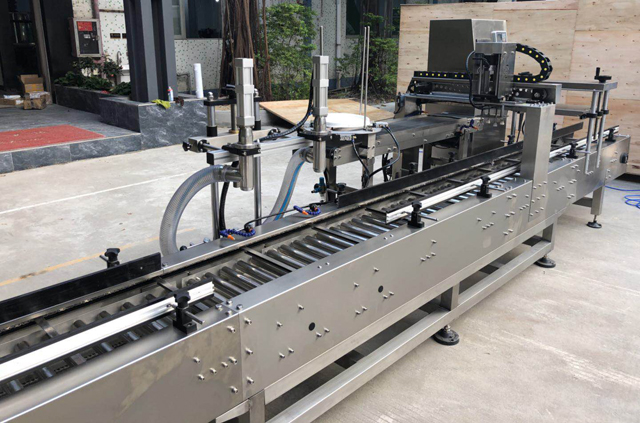 mengisi mesin penutup baldi minyak.jpg