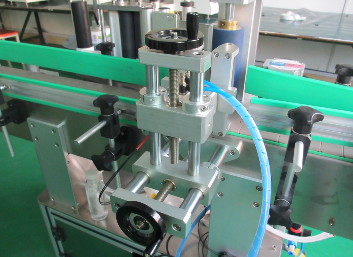 round bottles labeling machinery automatic mesin pelabelan etiketter botol bulat (10).JPG