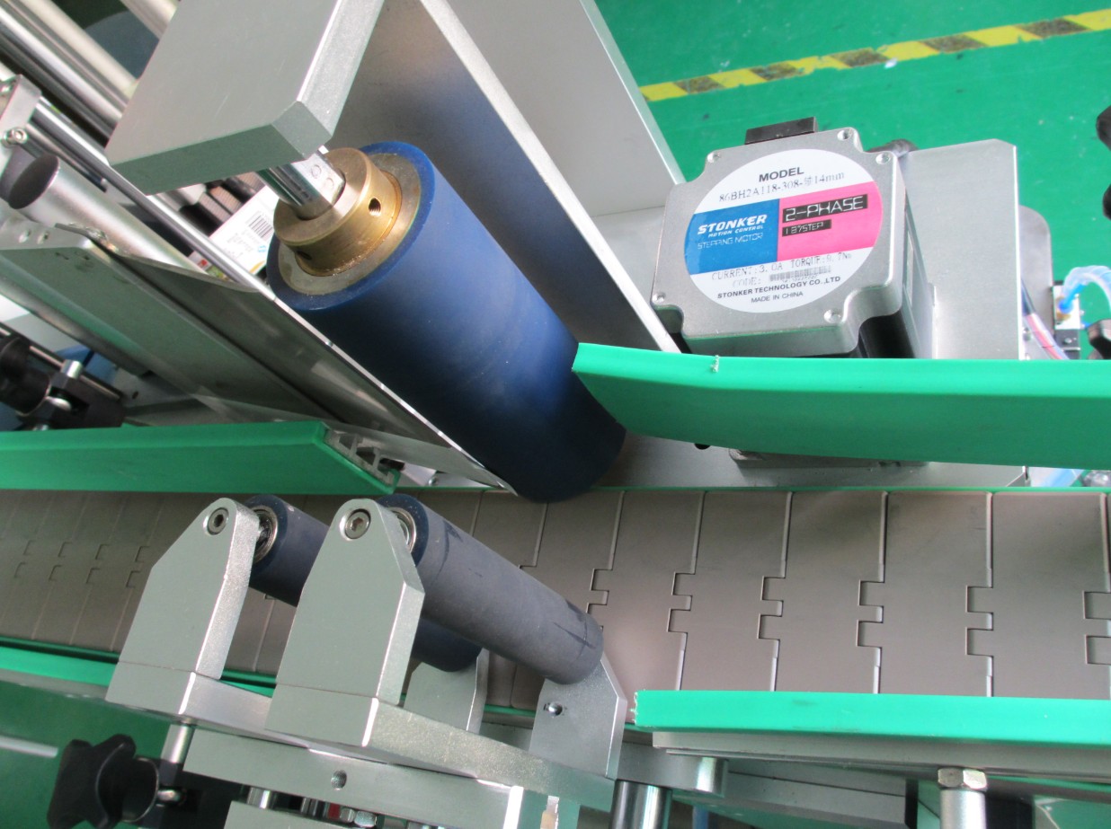 PLC controlling system bottle labeling machine BOTOL PERALATAN PELABELAN PLC2.jpg