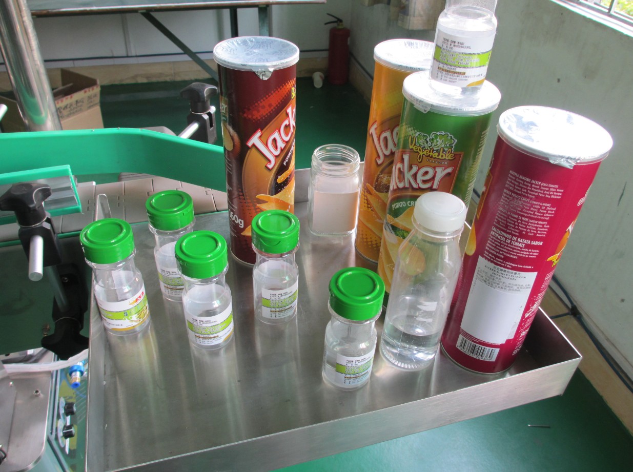 automatic vertical round bottle labeling equipment LABELER TIN BULAT ETIKETTIERMASCHINE.jpg