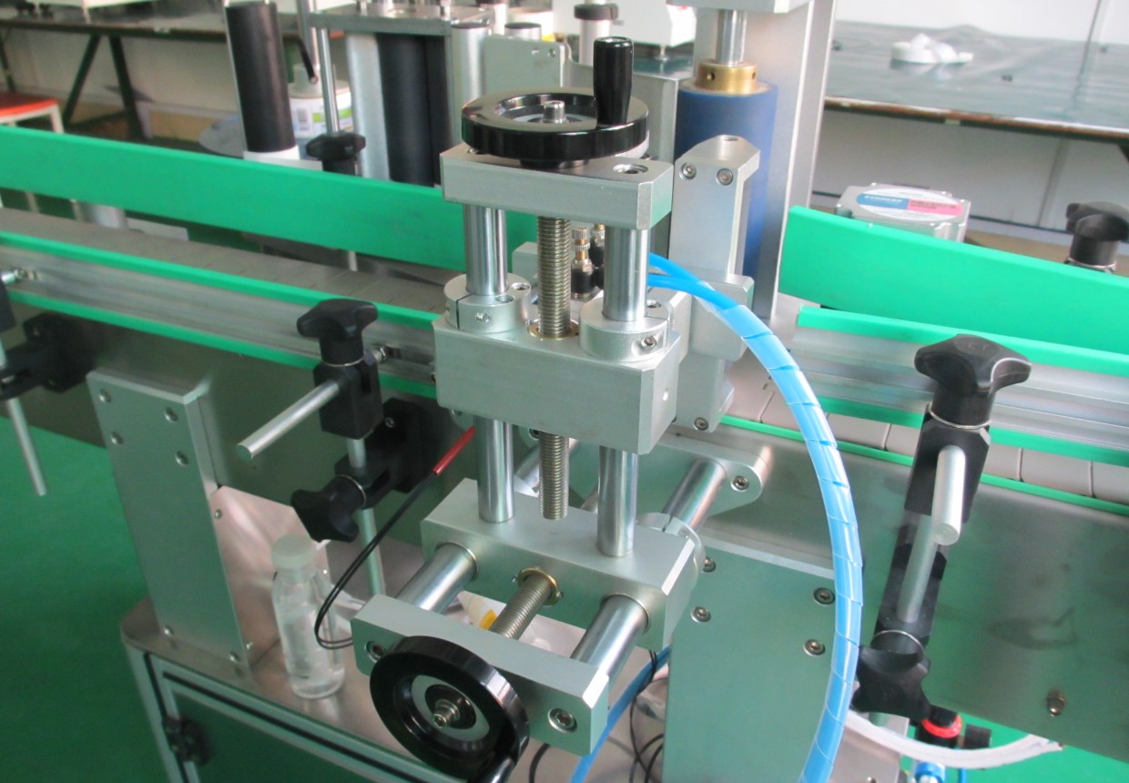 labeling machine with positioning system BOTOL PERALATAN PELABELAN PLC.jpg