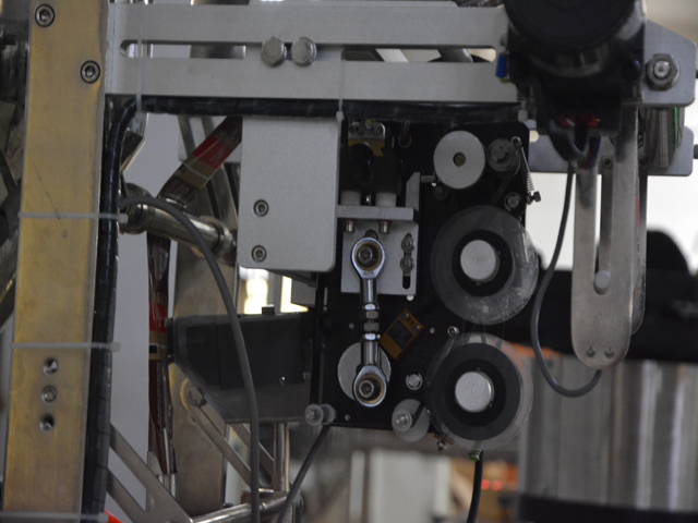 bahagian pengekodan tarikh untuk pengisi cecair ke dalam beg.jpg