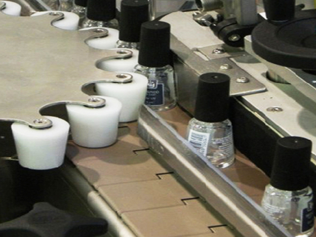 botol dengan roda bintang berputar untuk pelabelan.jpg