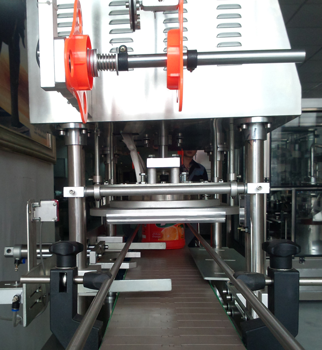 conveyor belt for jars sealing machine roller untuk memuatkan filem.jpg