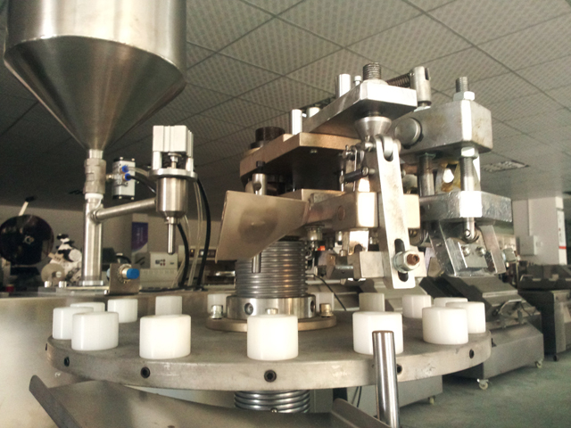 metal tubes filling folding machine tiub mengisi mesin pengedap dalam stok.jpg