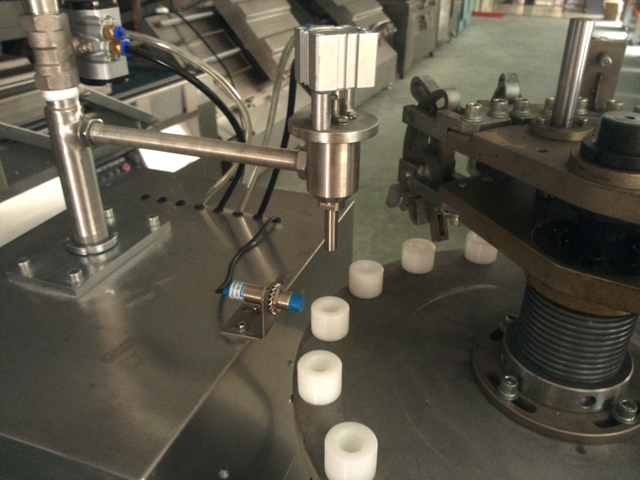 filling nozzles for aluminum tubes filling process pengisian pengedap untuk tiub logam.jpg