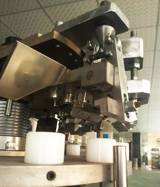 sealer part for metal hose pengisian pengedap untuk tiub logam.jpg