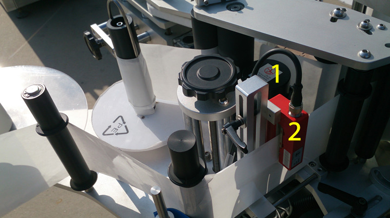 labeling machine for E liquid small bottles pelabelan untuk gambar tutup cecair E.jpg