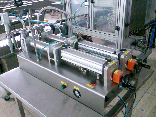 double heads liquid filling machine Mesin pengisian 2 kepala untuk detergen cecair.jpg