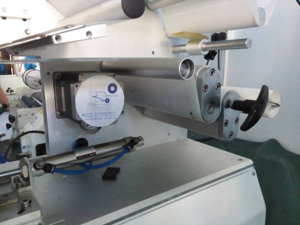 close shot for labeling machines mesin pelabelan rolling separa automatik.