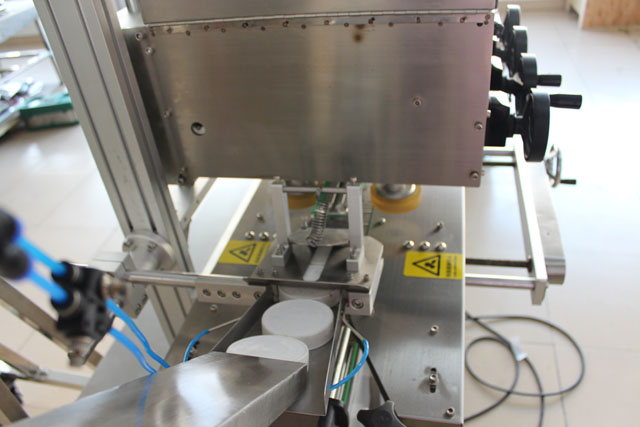 mesin capping dengan mengangkat (1).JPG