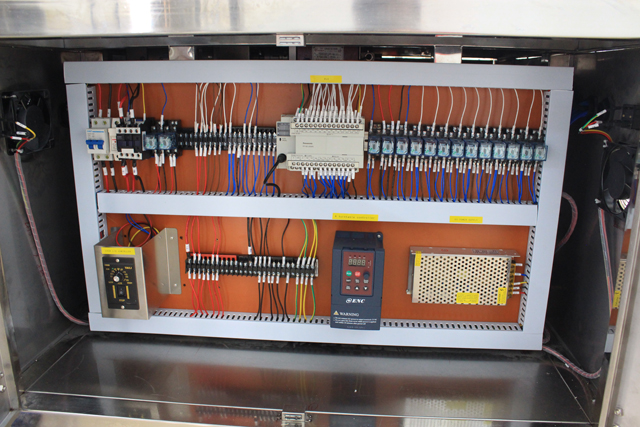 horizontal small bottles labeling machine picture gambar sebenar mesin pelabelan mendatar.jpg