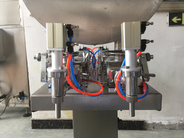 two filling nozzles pneumatic filler equipment muncung dua.jpg