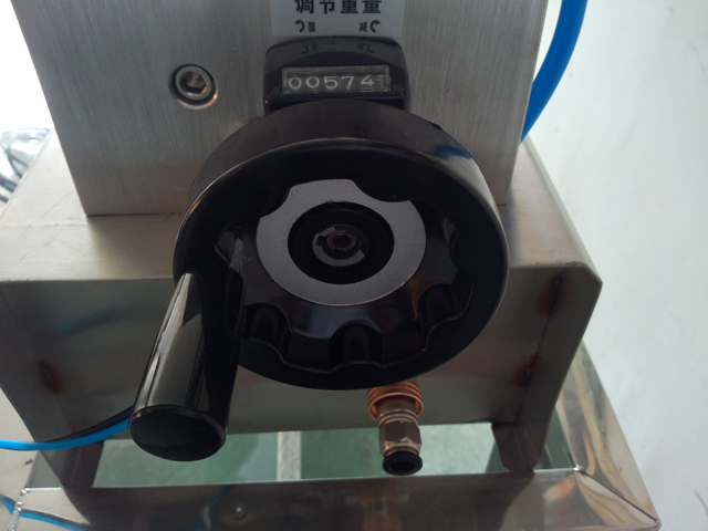 liquid filling machine semi automatic Peralatan pengisi syampu.jpg