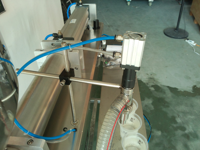 liquid filling machine for lotion shampoo cream Peralatan pengisi syampu.jpg