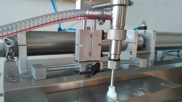 single head filling machine for spout bags with hopper pengisi muncung.jpg