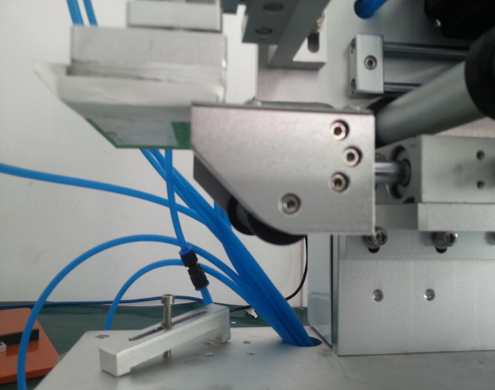 semi automatic flat bottles labeling equipment mesin pelabelan rata dengan PLC canggih (2).jpg