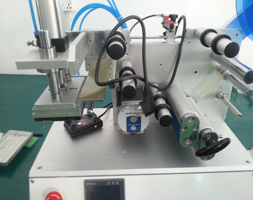 flat surface labeling equipment semi automatic kelengkapan pelabel permukaan rata (3).jpg