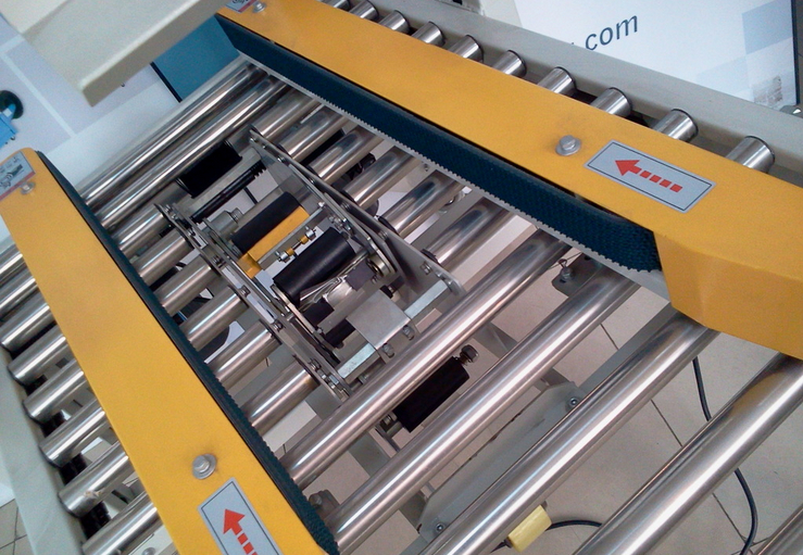 carton sealing stainless steel roll pukulan dekat untuk mesin pengedap karton semi auto.jpg