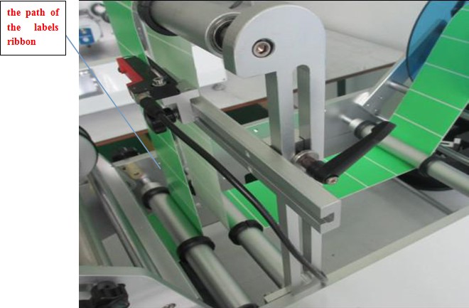 path for label through the syringe labeling machine LALUAN PEMBALUT UNTUK mesin pelabelan picagari.jpg